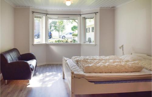1 dormitorio con cama, ventana y silla en Amazing Home In Dirdal With Kitchen, en Dirdal