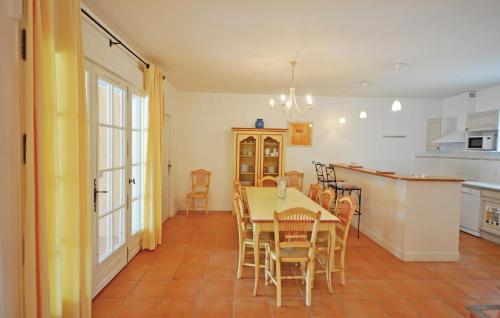 a kitchen and dining room with a table and chairs at Awesome Home In Fayence in Fayence