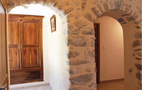 einen Flur mit einer Steinmauer und einer Holztür in der Unterkunft 2 Bedroom Awesome Home In Sigoyer in Sigoyer