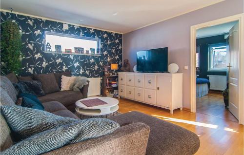 Una sala de estar con un sofá y un televisor. en Amazing Home In Visby With Wifi, en Visby