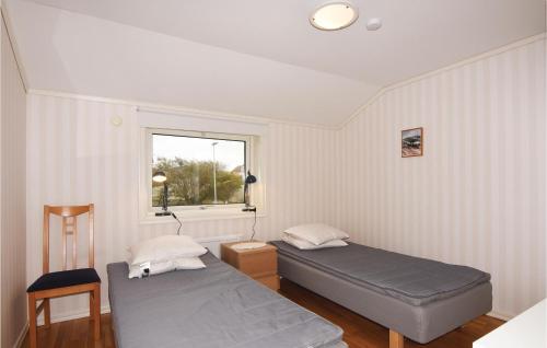 Gulta vai gultas numurā naktsmītnē Lovely Apartment In Vjern With House Sea View