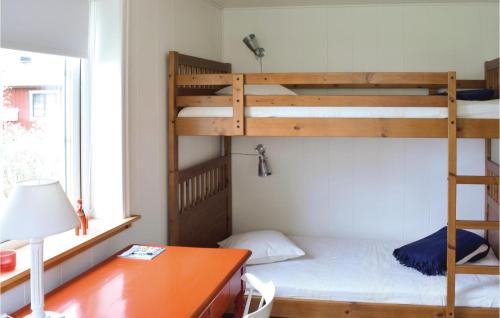 een slaapkamer met 2 stapelbedden en een bureau bij 4 Bedroom Stunning Home In Ljungby in Bolmstad