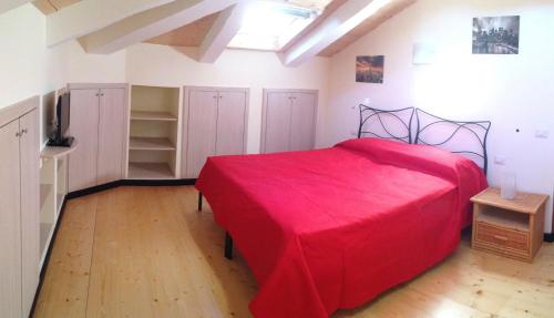 a bedroom with a red bed in a room at La Casa Di Aaron in Rapallo