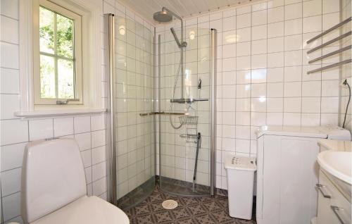 uma casa de banho com um WC, um lavatório e um chuveiro em Rodebo em Ljungskile