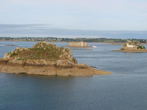 an island in the middle of the water at Gîte de Kerlouérien Botsorhel in Botsorhel