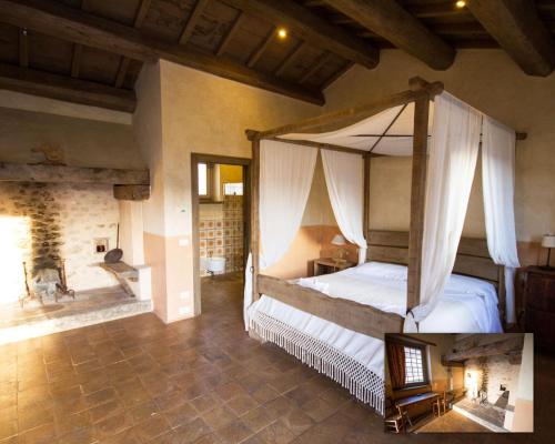 A bed or beds in a room at Agriturismo Il Casale Degli Amici