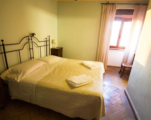 a bedroom with a bed with two towels on it at Agriturismo Il Casale Degli Amici in Norcia