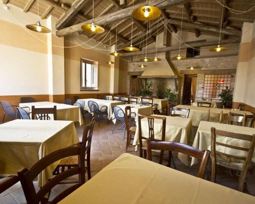 a dining room with tables and chairs in a restaurant at Agriturismo Il Casale Degli Amici in Norcia