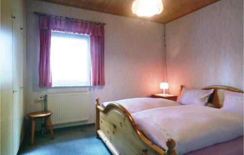 een slaapkamer met een groot bed en een raam bij Ferienhaus 2 In Thalfang in Thalfang