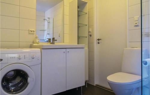 Helleren的住宿－Lovely Home In na-sira With Wifi，一间带洗衣机和卫生间的浴室