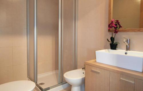 Ένα μπάνιο στο Awesome Apartment In Sucina With Wifi