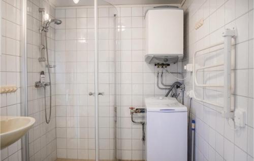 y baño con ducha, aseo y lavamanos. en Beautiful Home In Nssj With Kitchen, en Nässjö