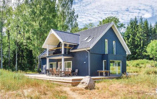 TingsrydにあるStunning Home In Tingsryd With Kitchenの青い家