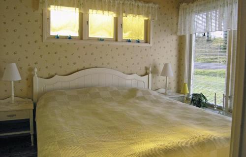 Säng eller sängar i ett rum på Amazing Home In Smlandsstenar With Kitchen