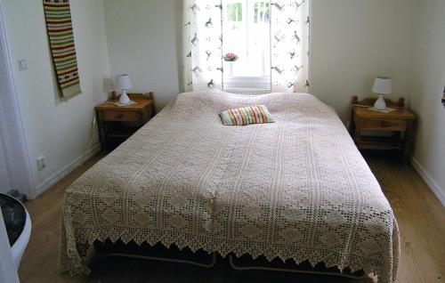 - une chambre avec un lit blanc et 2 tables de chevet dans l'établissement 2 Bedroom Cozy Home In Bredaryd, à Sporda