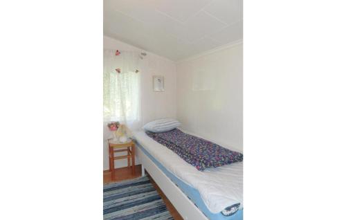 - une petite chambre avec un lit et une table dans l'établissement Awesome Home In Osby With 2 Bedrooms, à Hästveda