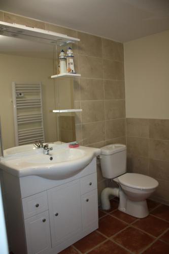 une salle de bain avec un lavabo blanc et des toilettes dans l'établissement Gite le Laurentin, à Saint-Laurent-du-Plan