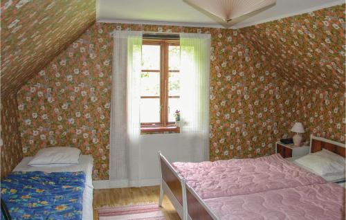 Säng eller sängar i ett rum på 2 Bedroom Awesome Home In Holmsj