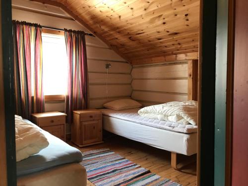 a small room with a bed in a cabin at Fagerli Fjellgård in Høvringen