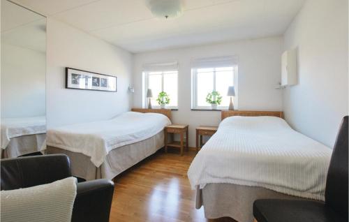 ボリホルムにあるStunning Home In Borgholm With 2 Bedrooms And Wifiのベッド2台と窓2つが備わる病院