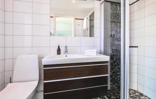 uma casa de banho com um lavatório, um WC e um espelho. em 2 Bedroom Stunning Home In Borgholm em Borgholm