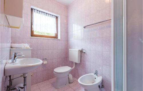 Ванна кімната в Beautiful Apartment In Klenovica With Kitchen