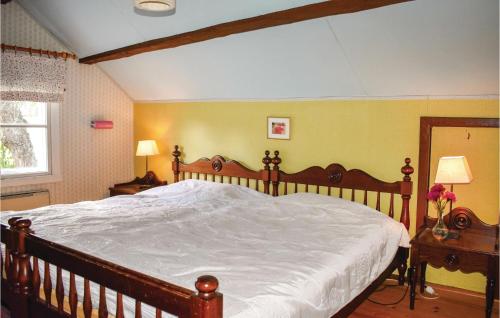 1 dormitorio con 1 cama grande con marco de madera en 2 Bedroom Cozy Home In Mariannelund, en Mariannelund