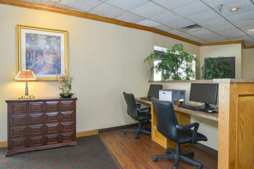 an office with a desk with two computers and two chairs at Lamplighter Inn-South in Springfield