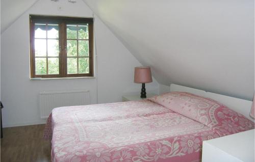 Fjälkingeにある2 Bedroom Beautiful Home In Fjlkingeのベッドルーム1室(ピンクベッド1台、窓付)