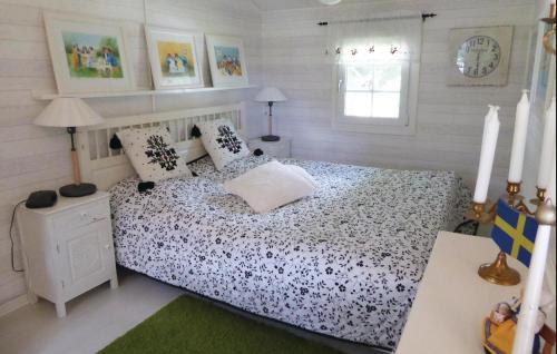 una camera da letto con un letto con pareti bianche e una finestra di Amazing Home In Blsta With Wifi a Bålsta