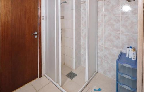 eine Dusche mit Glastür im Bad in der Unterkunft Stunning Home In Ystad With Kitchen in Ystad