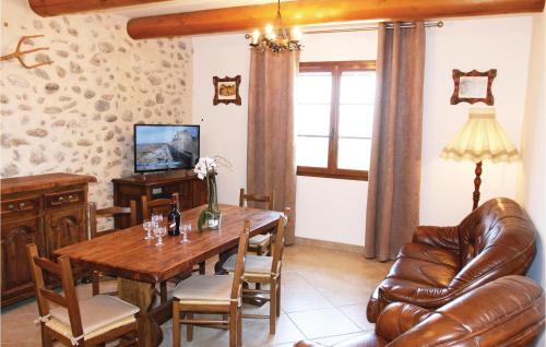 Μια τηλεόραση ή/και κέντρο ψυχαγωγίας στο 2 Bedroom Awesome Home In Sigoyer