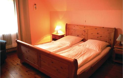 un grande letto in una camera da letto con una lampada su un tavolo di Beautiful Apartment In Thulendorf-sagerheide With Kitchen a Thulendorf
