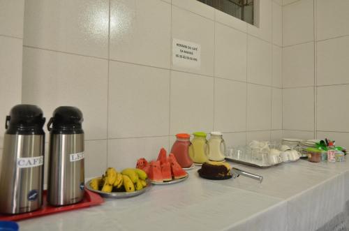 un mostrador con platos de fruta en una mesa en HOTEL BEIRA RIO, en Ponte Nova
