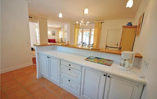 A kitchen or kitchenette at Lovely Home In Fayence With Kitchen