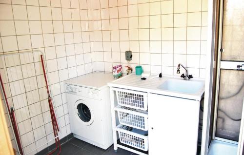 LinnerydにあるStunning Home In Linneryd With Kitchenetteのバスルーム(洗濯機、シンク付)