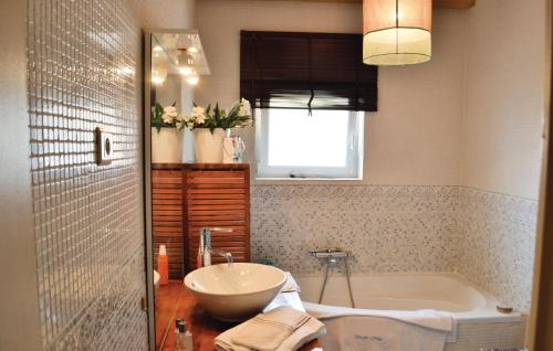 a bathroom with a sink and a bath tub at Gorgeous Home In Roujan With Wifi in Roujan