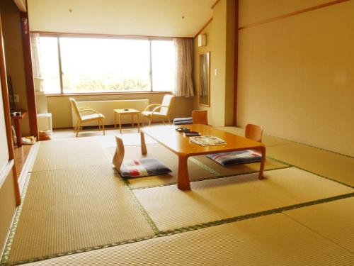 sala de estar con mesa y ventana en New Sunpia Saitama Ogose, en Ogose