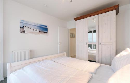 um quarto branco com uma cama e uma janela em Pet Friendly Apartment In Rechlin With Kitchen em Rechlin