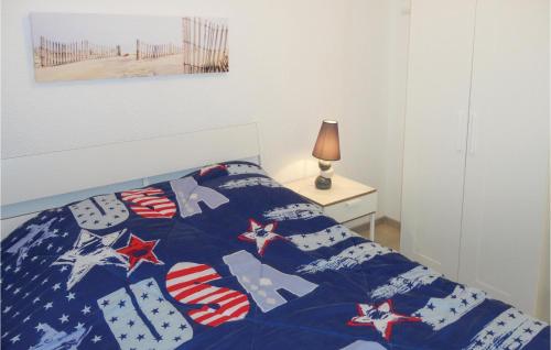 Llit o llits en una habitació de Beautiful Apartment In Gruissan With 1 Bedrooms And Outdoor Swimming Pool