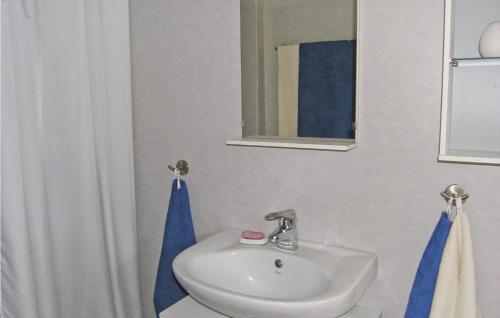 Ett badrum på 1 Bedroom Awesome Apartment In Unnaryd
