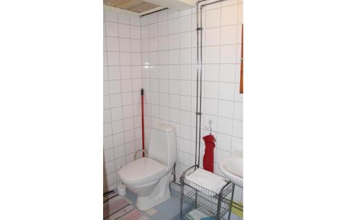 een badkamer met een toilet en een wastafel bij Lovely Studio In Mrrum With Wifi in Mörrum