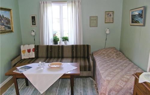 Unnarydにある1 Bedroom Awesome Apartment In Unnarydのベッド1台、テーブル(テーブルシックス付)が備わる小さな客室です。