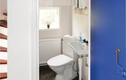 a bathroom with a toilet and a sink at Stunning Home In Lakene With Wifi in Lakene