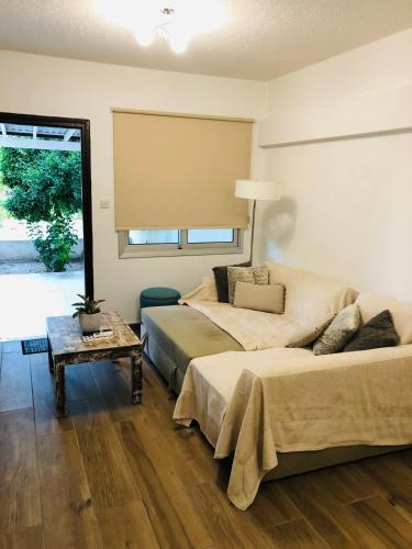 - une chambre avec 2 lits, une table et une fenêtre dans l'établissement Paphos Gardens-Apt suite, à Paphos