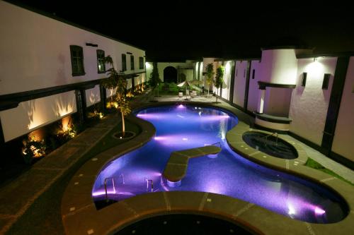 The Latit Hotel Querétaro veya yakınında bir havuz manzarası
