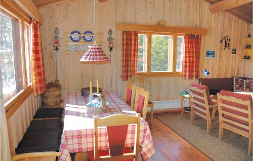 ein Esszimmer mit einem Tisch und Stühlen in einer Hütte in der Unterkunft Mnebu in Tunhovd