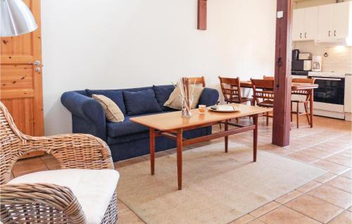 salon z niebieską kanapą i stołem w obiekcie Nice Apartment In Ystad With Kitchen w mieście Ystad