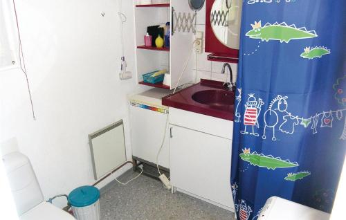 eine kleine Küche mit einem Waschbecken und einem Duschvorhang in der Unterkunft Stunning Home In Sderkra With 1 Bedrooms in Söderåkra