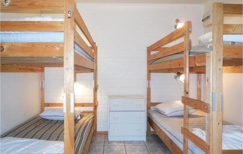 イースタッドにあるNice Apartment In Ystad With Kitchenの二段ベッド2組付きの二段ベッド付きの部屋